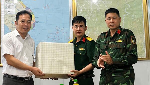 LÃNH ĐẠO XÃ HỒNG PHONG THĂM, TẶNG QUÀ ĐỘNG VIÊN CÁC CHIẾN SĨ THAM GIA HUẤN LUYỆN DÂN QUÂN NĂM 2026