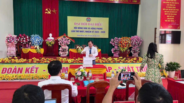 CÁN BỘ, CÔNG CHỨC, VIÊN CHỨC, ĐOÀN VIÊN, HỘI VIÊN XÃ HỒNG PHONG ỦNG HỘ BÀ CON NHÂN DÂN BỊ ẢNH HƯỞNG BỞI THIÊN TAI BÃO LŨ