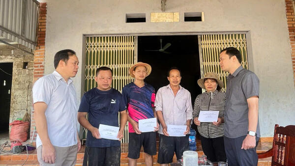 Lãnh đạo xã Hồng Phong thăm, tặng quà động viên các hộ dân bị ảnh hưởng bởi thiên tai, bão lũ.