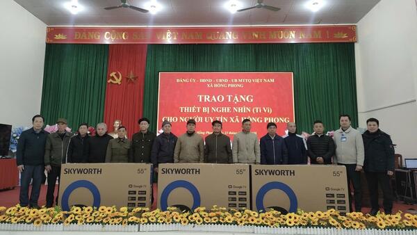 XÃ HỒNG PHONG TRAO TẶNG THIẾT BỊ NGHE NHÌN VÀ QUÀ TẾT CHO NGƯỜI UY TÍN