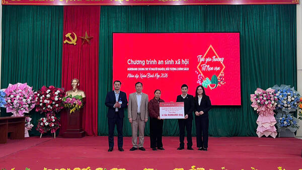 CHI NHÁNH AGRIBANK BÌNH GIA ĐỒNG HÀNH CÙNG XÃ HỒNG PHONG MANG "TẾT TRỌN VẸN" ĐẾN VỚI NGƯỜI NGHÈO, ĐỐI TƯỢNG CHÍNH SÁCH