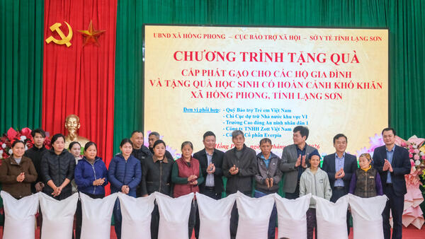 HỒNG PHONG: NHỊP CẦU NHÂN ÁI ĐƯA TẾT ẤM TỪ CÁC NHÀ TÀI TRỢ ĐẾN VỚI TRẺ EM HOÀN CẢNH KHÓ KHĂN