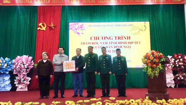 BỘ CHỈ HUY QUÂN SỰ TỈNH LẠNG SƠN THĂM HỎI VÀ TẶNG QUÀ TẾT TẠI XÃ HỒNG PHONG