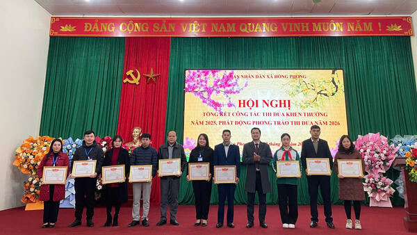 XÃ HỒNG PHONG: TẶNG QUÀ "TẾT NHÂN ÁI", TỔNG KẾT THI ĐUA KHEN THƯỞNG NĂM 2025 VÀ TRIỂN KHAI KẾ HOẠCH PHÁT TRIỂN KINH TẾ - XÃ HỘI NĂM 2026