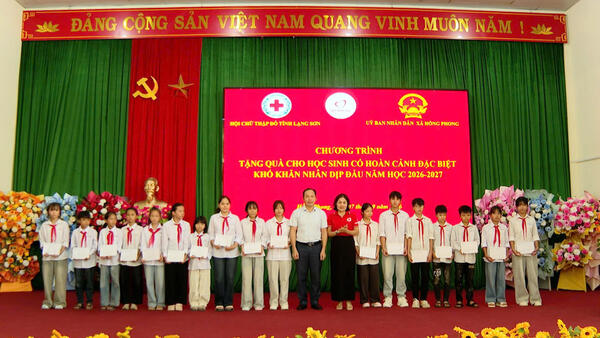 XÃ HỒNG PHONG: TRAO TẶNG QUÀ CHO HỌC SINH CÓ HOÀN CẢNH ĐẶC BIỆT KHÓ KHĂN NHÂN DỊP NĂM HỌC MỚI 2026 – 2027