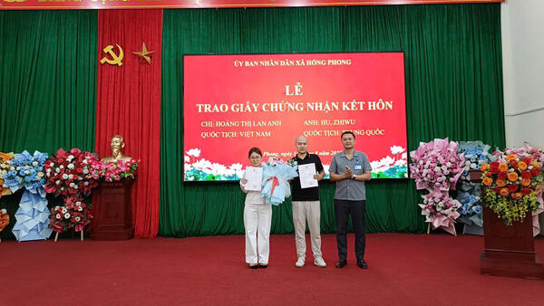 XÃ HỒNG PHONG: TỔ CHỨC LỄ TRAO GIẤY CHỨNG NHẬN KẾT HÔN CÓ YẾU TỐ NƯỚC NGOÀI